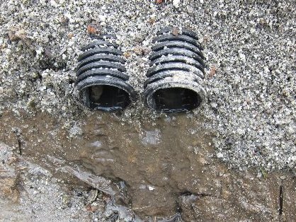 暗渠管から排水
