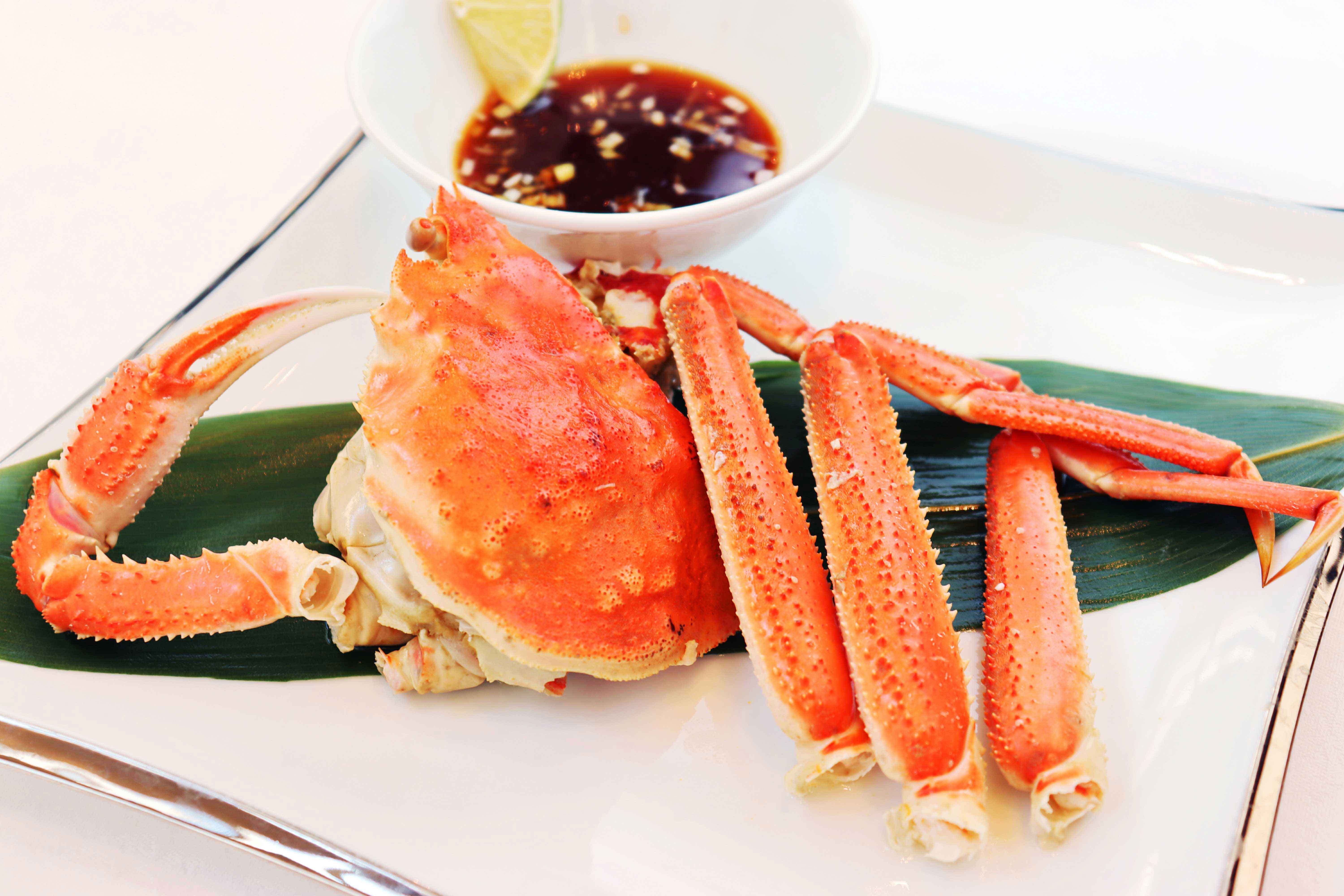 〇えりも町産オオズワイガニの香り蒸し みついし昆布とライムのソースで