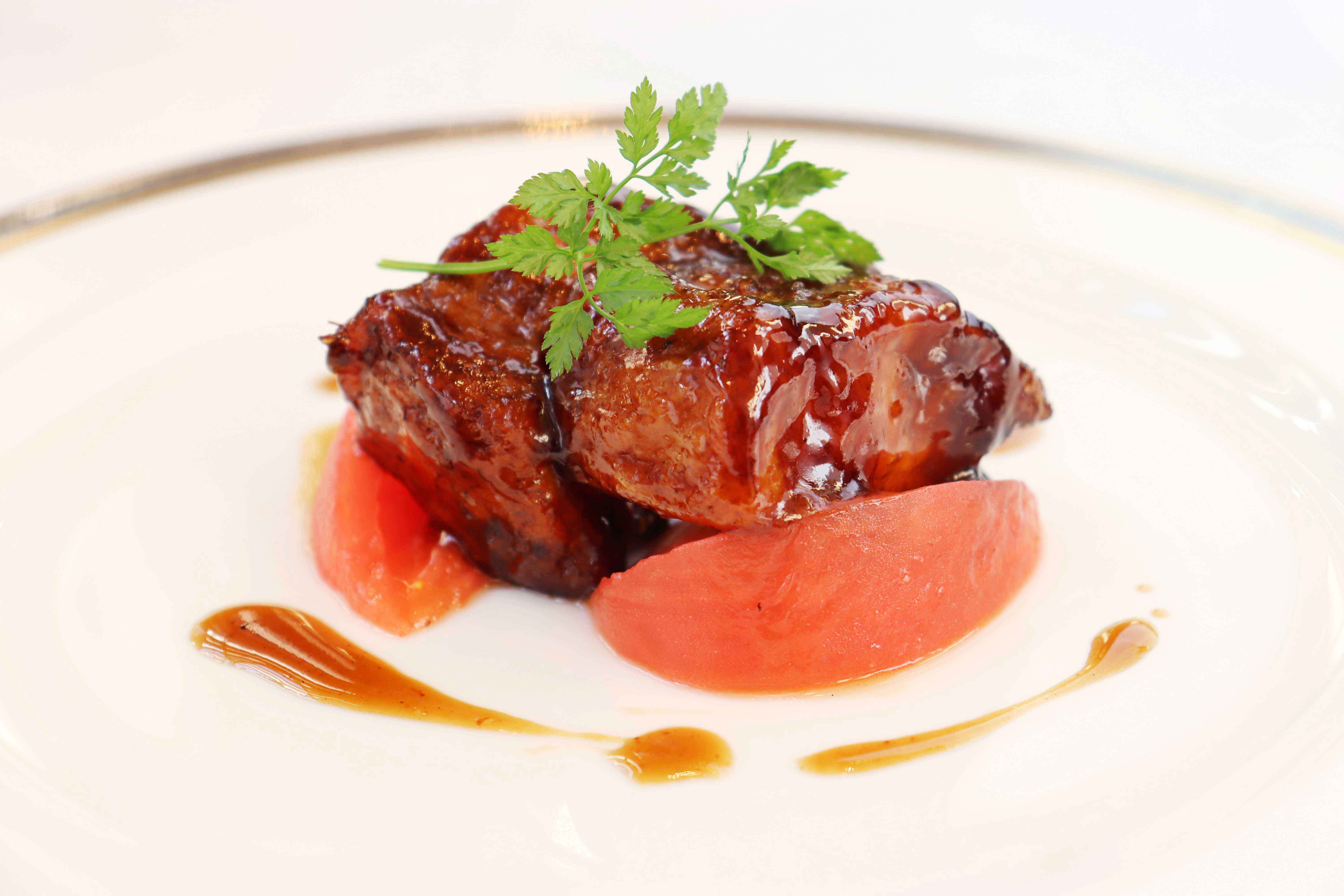 〇様似町駒谷牧場の「アポイ豚」と平取町トマト「ニシパの恋人」の黒酢炒め