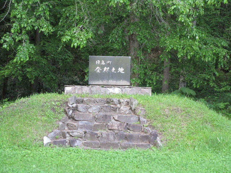 File:尾形乾山筆 定家詠十二ヶ月和歌花鳥図「拾遺愚草』より六月