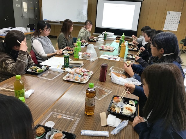 昼食時間も会話が盛りあがる