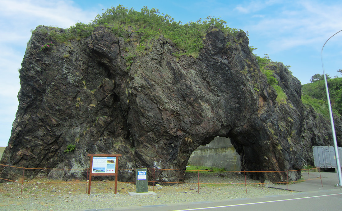 冬島の穴岩